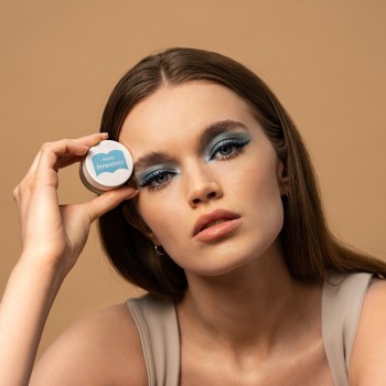 Browstory ist eine innovative Augenbrauen-Styling-Kosmetik, welche hilft, die Brauen richtig zu definieren und ihr Volumen optisch zu erhöhen, ohne dass tagsüber nachgebessert wird. Die vollständig transparente Formel garantiert Langlebigkeit.