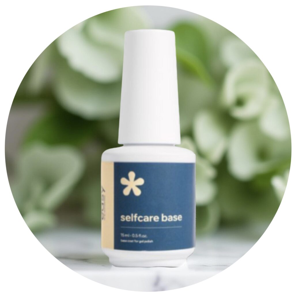 Die SelfCare Base ist eine sanfte, aber zuverlässige Grundlage für Gel oder Gellack – speziell entwickelt für empfindliche Nägel und sensible Haut.</p>
<p>Was macht sie so besonders?<br />
	•	Hautfreundlich & sanft:<br />
Die Base hat einen niedrigen Säuregehalt (pH 5.6–6.0) – das bedeutet: keine Reizungen, kein Brennen unter der Lampe. Ideal für empfindliche oder gereizte Nagelhaut.<br />
	•	Hypoallergen & sicher:<br />
Frei von aggressiven Inhaltsstoffen – perfekt für Kundinnen mit Allergieneigung oder sensibler Haut.<br />
	•	Starke Haftung – ganz ohne Primer:<br />
Die SelfCare Base haftet zuverlässig am Naturnagel und sorgt dafür, dass der Gel oder Gellack lange hält.<br />
	•	Ideal als Basis für Gel, Gellack, Verstärkung oder sogar für Tips-Technik.</p>
<p>   Ukraine Made 🇺🇦