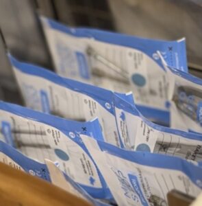 Hygiene ist bei uns kein Versprechen, sondern eine Garantie. Wir öffnen das sterile Instrumentenset ausschliesslich vor Ihren Augen. Individuelle Feilen sind für uns kein Bonus, sondern seit 20 Jahren unser eiserner Sicherheitsstandard.