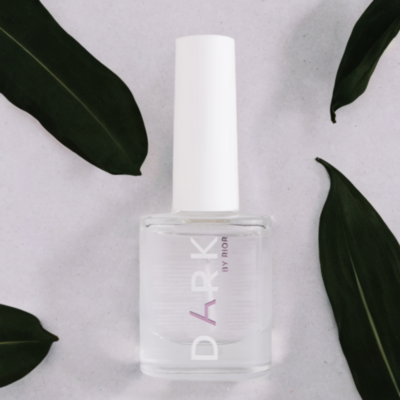 DARK Nagelunterlack Iron base mit Arganöl und den Vitaminen A, E und B5 nährt die Nagelplatte, beugt Brüchigkeit vor und erhöht die Haltbarkeit des Lacks. Das Produkt trocknet an der Luft in 4–5 Minuten, benötigt keine Lampe